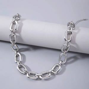 Makroaufnahme der silbernen Gliederkette mit polierten Ringen und verstellbarem Verschluss