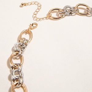 Detail der zweifarbigen gold-silbernen Kette mit verstellbarem Karabinerverschluss