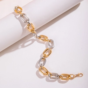 Detail einer groben zweifarbigen Kette in Gold und Silber mit Karabinerverschluss
