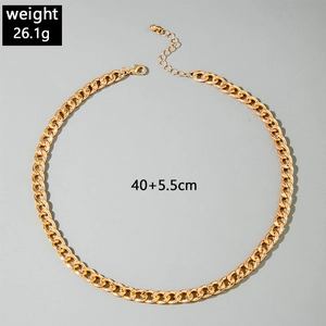 Detail einer klobigen goldenen Gliederkette mit verstellbarem Karabinerverschluss