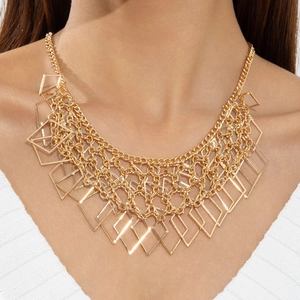 Detail einer mehrlagigen goldenen geometrischen Halskette am Model mit V-Ausschnitt
