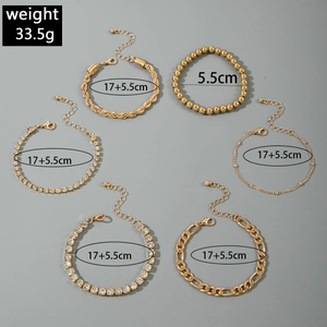 Ensemble de six bracelets dorés avec chaînes tennis en strass et détails de taille