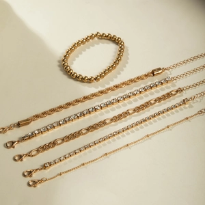 Détail d'un ensemble de 6 bracelets chaîne dorés incluant gourmettes et strass