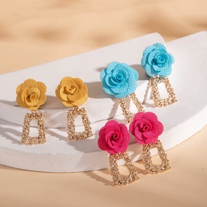 Trois paires de boucles d'oreilles fleurs en jaune, bleu et rose avec pendentif doré