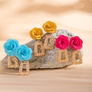 Trois paires de boucles d'oreilles fleuries avec pétales en tissu et cadre doré
