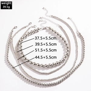 Set aus vier silbernen Metallperlenketten in verschiedenen Längen mit Spiegelglanz-Finish