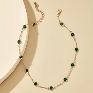 Elegante collar dorado con cristales redondos verde esmeralda y cierre de mosquetón