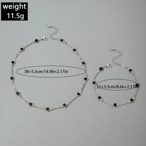 Detalle de conjunto de collar y pulsera plateados con dimensiones y peso incluidos