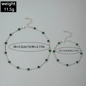 Conjunto de collar y pulsera plateados con pedrería verde y medidas de largo incluidas