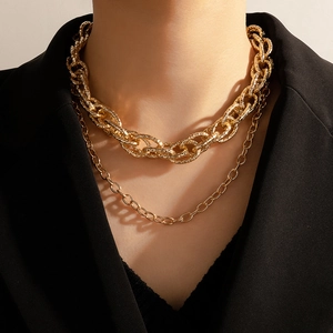 Goldene, klobige, zweilagige Kette mit Hammerschlag-Textur für einen Punk-Stil-Look