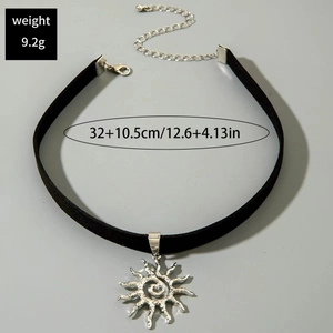 Detail van de fluwelen choker met maten 32+10,5 cm en gehamerde zonnenhanger