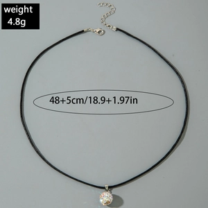 Detailweergave van gotische zwarte fluwelen slangketting met afmetingen en gewicht