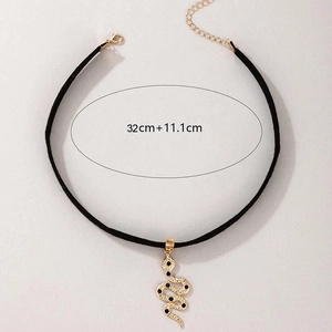 Macro-opname van zwarte fluwelen choker met gouden slangenhanger en 32cm plus 11cm verlengketen