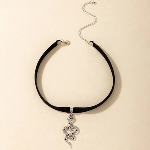 Detail van gotische zwarte fluwelen choker met zilveren slangenarmband en schubtextuur