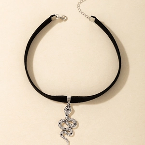 Detail van zwarte fluwelen choker met een zilveren slangenlhanger met schubbenstructuur