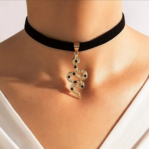 Gothic fluwelen choker ketting met een gouden slangen hanger en zwarte edelstenen