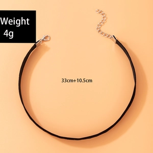 Minimalistische zwarte fluwelen choker met zilveren karabijnsluiting en verlengstuk