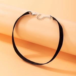 Detail van zwarte fluwelen choker met verstelbare zilveren sluiting en ketting
