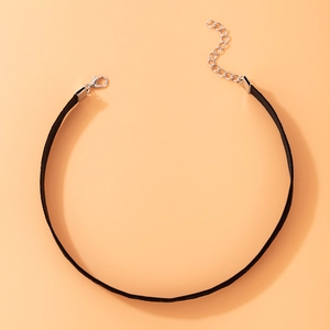 Detail van zwarte fluwelen choker met zilveren verstelbare sluiting en verlengketting