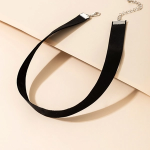 Detailweergave van zwarte fluwelen choker met zilveren karabijnsluiting en ketting