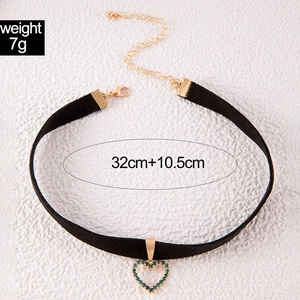 Gothic zwart fluwelen choker met hartjeshanger en gouden ketting, gewicht 7g, lengte 32cm