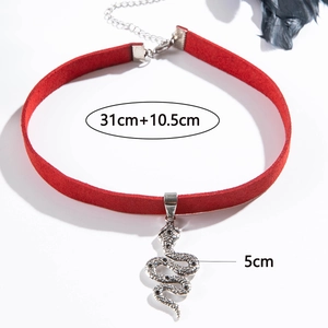 Detailweergave van rode fluwelen choker met slangenhanger en maataanduidingen