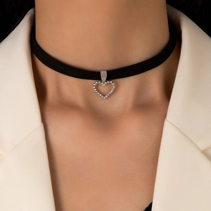 Detailopname van zwarte fluwelen choker met kristallen hartjes hanger bij een model