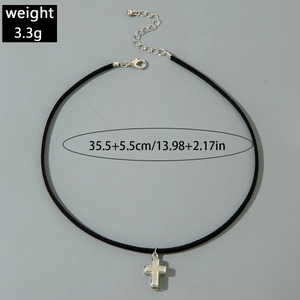 Detail van zwarte fluwelen choker met kruis hanger en de afmetingen gespecificeerd