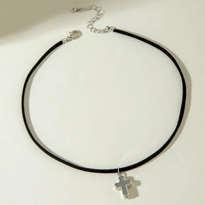 Detail van gotische zwarte fluwelen choker met zilveren kruishanger en metalen sluiting