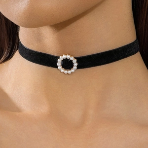 Gothic zwarte fluwelen choker halsketting met een centrale ronde parelhanger