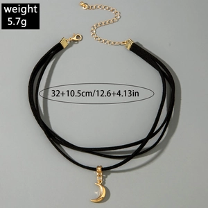 Zwarte fluwelen choker ketting met gouden maan hanger en verstelbare karabijnsluiting