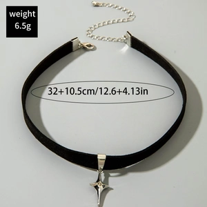 Detail van de gotische zwarte fluwelen choker met sterhanger en verstelbare sluiting