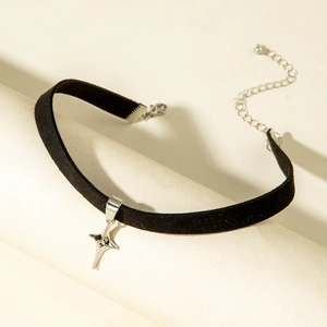 Detail van zwarte fluwelen choker met sterhanger en verstelbare metalen ketting