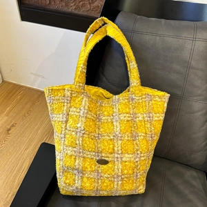 Dettagli della borsa tote in peluche a quadri gialli con targhetta in metallo vintage