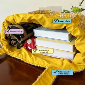 Dettaglio della borsa tote reversibile in peluche a quadri gialli con tracolla