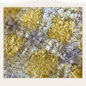 Dettaglio del tessuto peluche a scacchi gialli con texture riccia per borsa