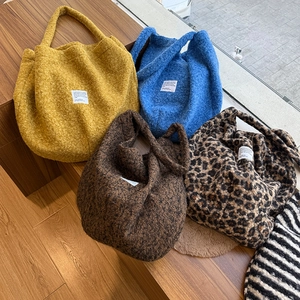 Women Plush Crossbody Bag Large Capacity Faux Shearling Tote Retro Soft Shoulder Bag With Magnetic Buckle