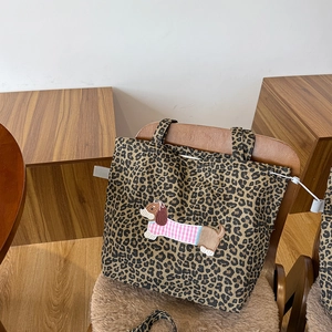 Sac fourre-tout en toile léopard avec broderie de teckel et détails de cordon de serrage