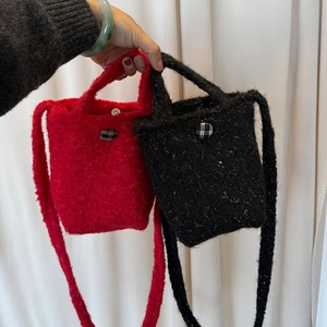 Détail de mini sacs en peluche avec boutons à carreaux et textures scintillantes