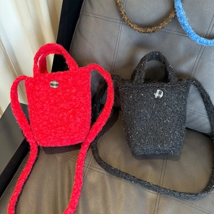Mini sacs seaux en peluche style ethnique rouge et noir avec bouton à carreaux et bandoulière