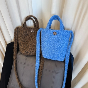 Mini sacs à main en peluche style ethnique bleu et marron avec détails à carreaux