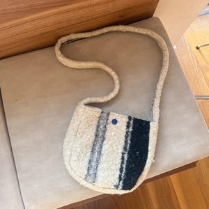 Lambswool checkered crossbody bag in beige with stripes and a blue button detail
