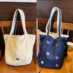 Bolso tote reversible de felpa crema y tela azul marino con bordados de animales