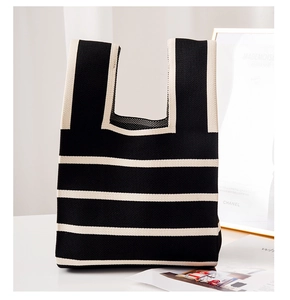 Vue détaillée de la texture en maille à rayures noires et blanches du sac à main