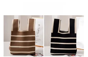 Détail de sacs cabas en maille épaisse à rayures en options marron et noir