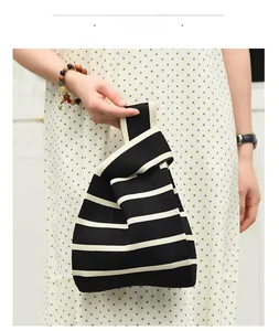Détail du sac à nœud rayé noir et blanc en maille épaisse avec texture riche