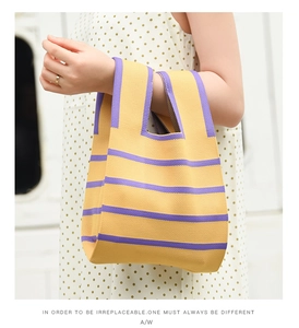 Détail du sac à main tricoté avec texture rayée jaune et violette sur un petit sac fourre-tout