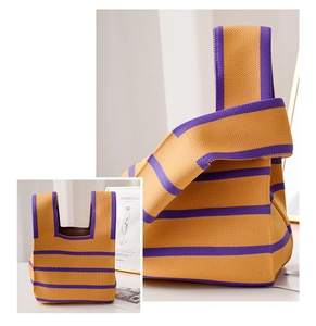 Détail macro de la texture tricotée de haute qualité sur ce sac cabas orange et violet