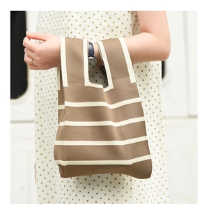 Détail d'un sac cabas en tricot rayé avec texture tissée marron et crème pour femme