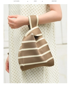 Détail du sac à nœud en tricot rayé montrant le motif tissé marron et beige
